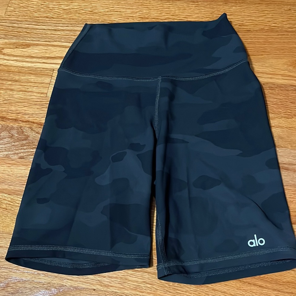 Alo Yoga camo vapor shorts